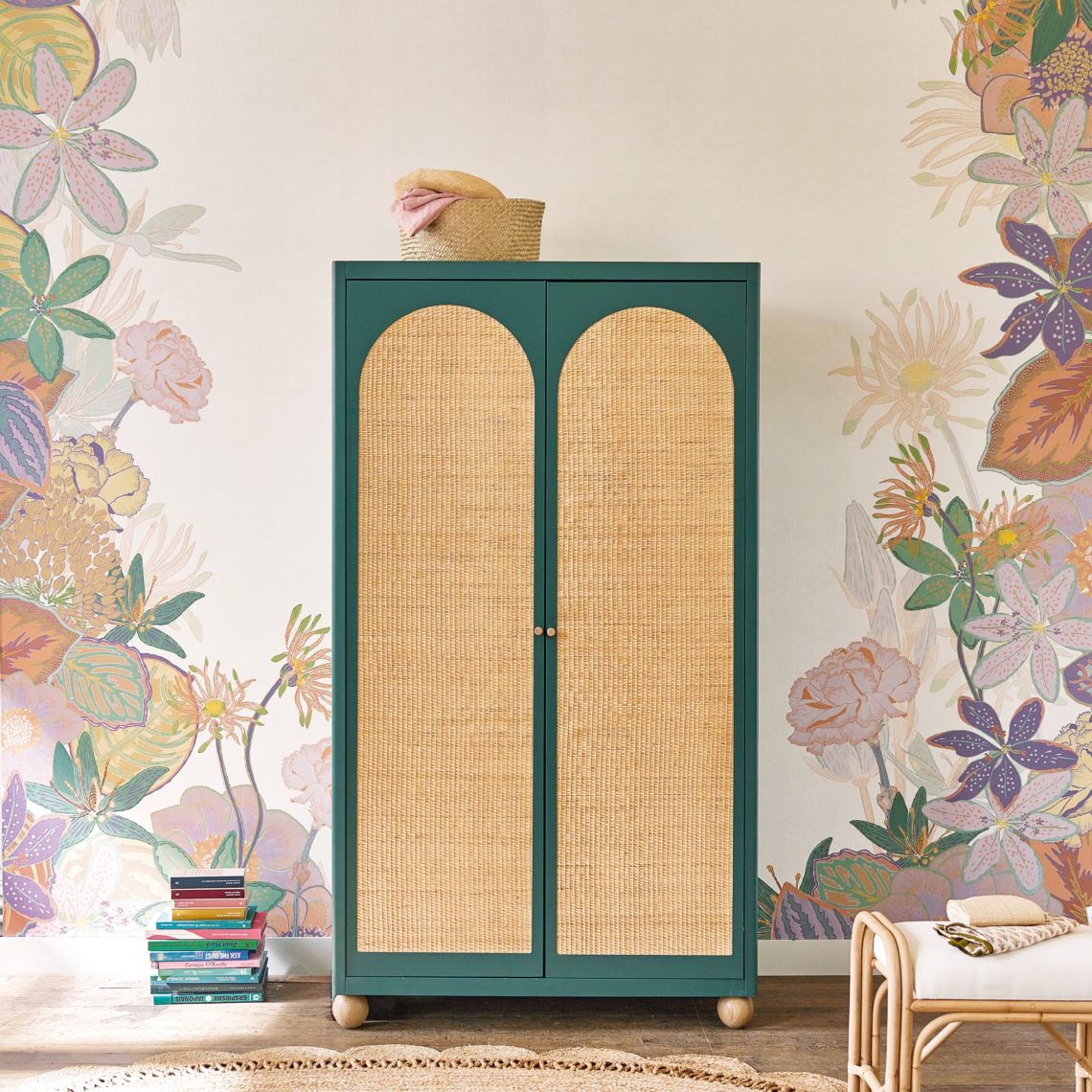 armoire portes vert fonce et rotin tresse