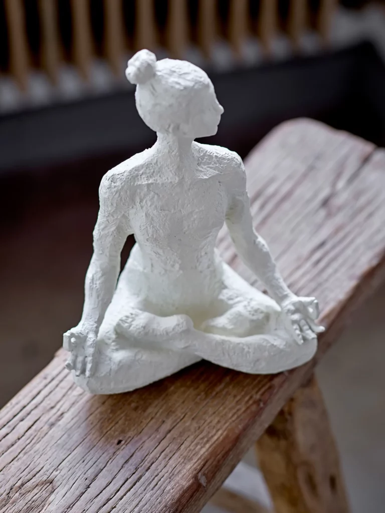 statue femme yoga blanche